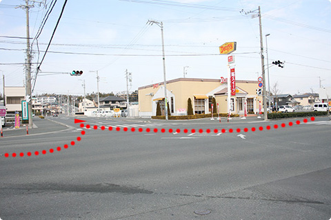 01.新雄踏街道沿いにあるデニーズの交差点を右（左）折します。