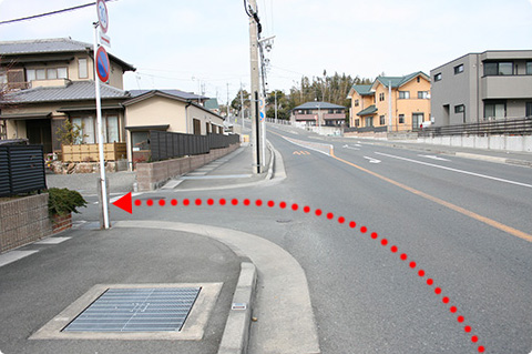03.志都呂町交差点を越え、3m程進むと、左側に細い道路がありますので、そこを左折します。